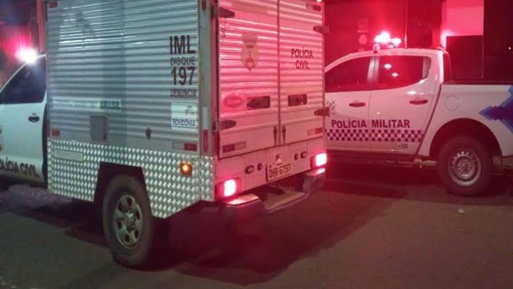 HOMICÍDIO: Tiroteio na frente de bar termina com homem assassinado