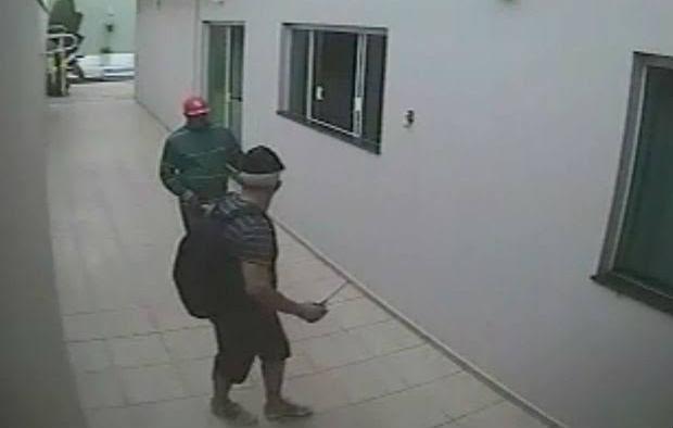 OUSADIA: Quadrilha faz casal refém em casa e foge com dois veículos, joias e dinheiro