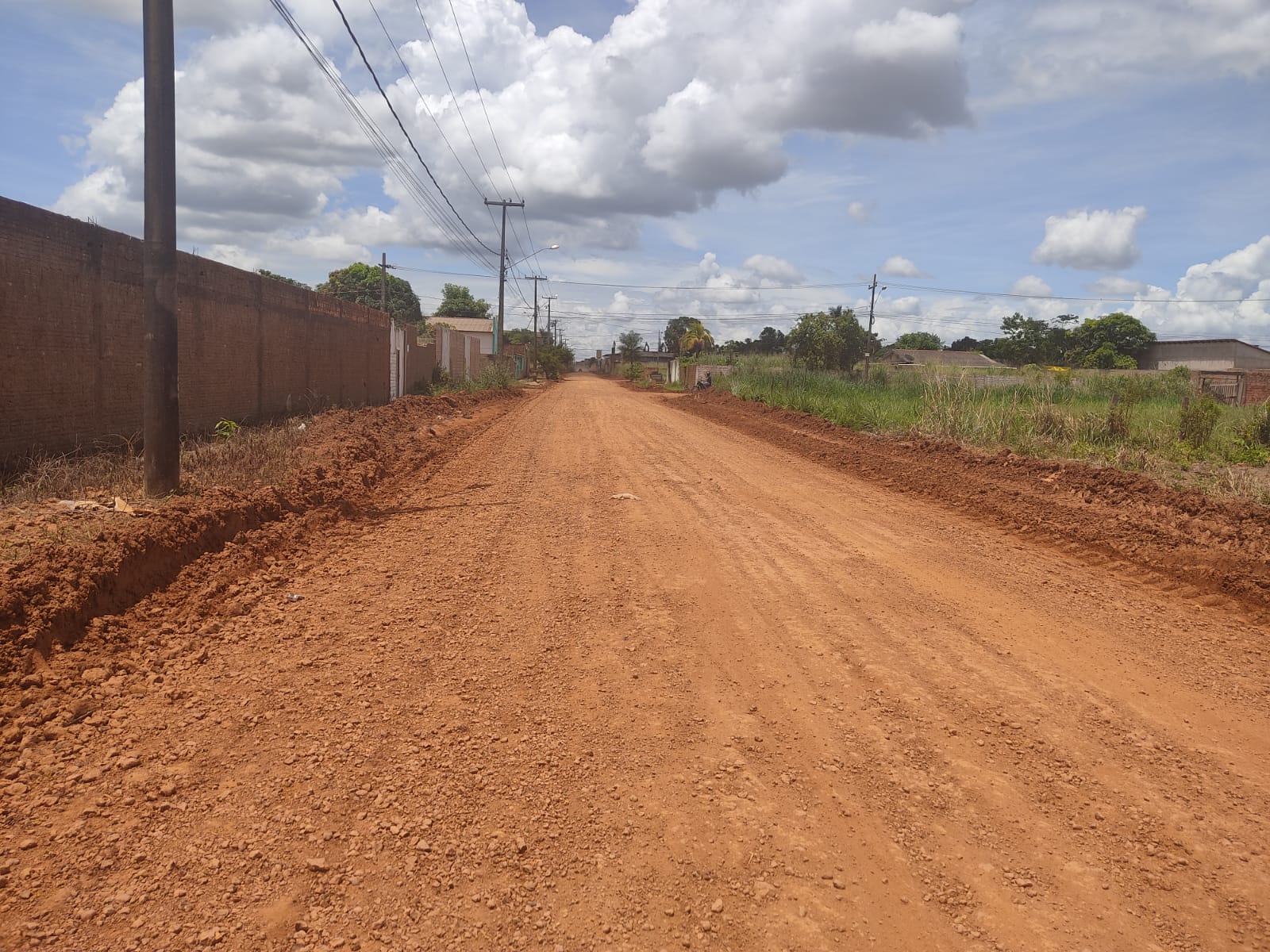 EDWILSON NEGREIROS: Prefeitura trabalha em ruas do Três Marias após pedidos de vereador