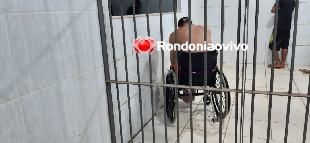ATAQUE DE FÚRIA: Cadeirante tenta agredir policiais com marteladas e mordidas