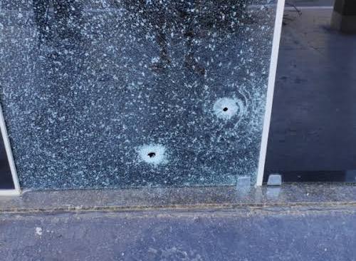 FEMINICÍDIO TENTADO: Após ameaçar ex-mulher, homem volta em empresa e tenta matá-la a tiros