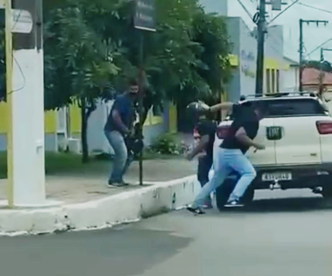 NO CENTRO: Vídeo mostra perseguição a bandidos que assaltaram homem na saída de banco