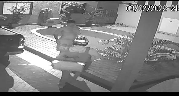 ASSALTO: Vídeo registra momento em que falso motoboy agride vítima a coronhadas