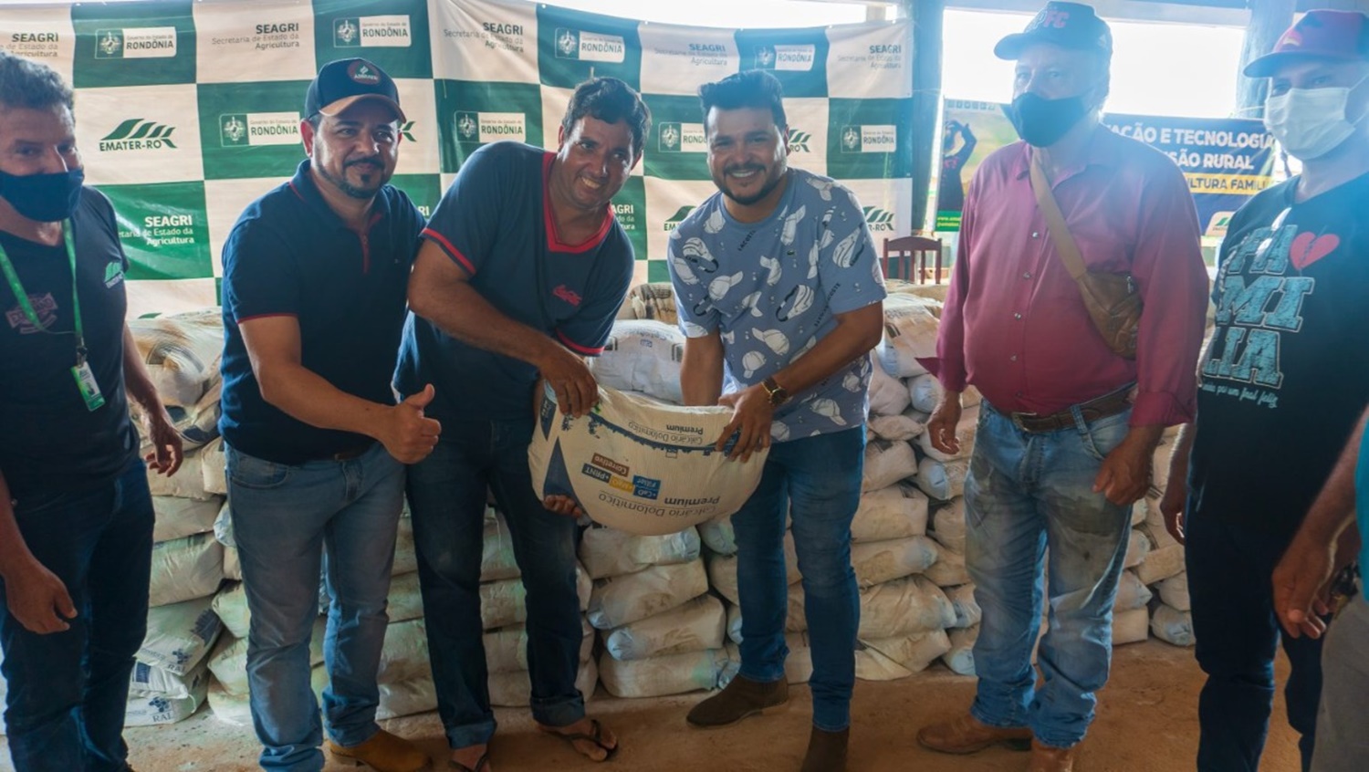 20 TONELADAS: Marcelo Cruz participa da entrega de calcário no Distrito de União Bandeirantes