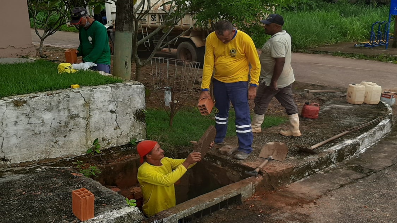 MANUTENÇÃO: Semusb conclui limpeza de bueiros na Vila Tupi, a pedido da vereadora Ellis Regina