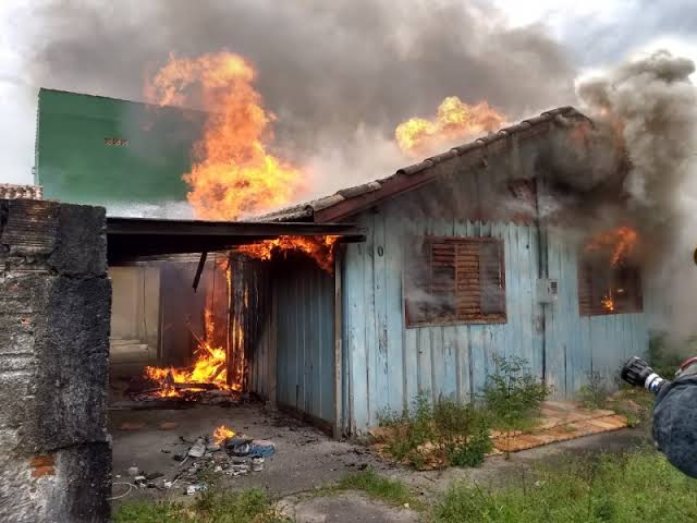 DESESPERADOR: Crianças sozinhas são resgatadas de residência em chamas