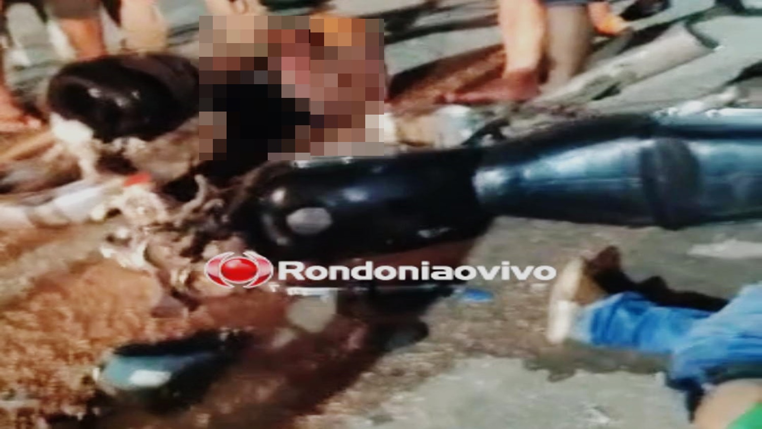 INVADIU: Casal fica em estado grave após acidente entre ônibus e moto