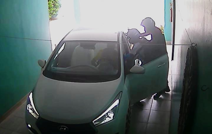 SAIDINHA DE BANCO: Vídeo mostra ladrões invadindo casa e roubando R$ 5 mil de vítima