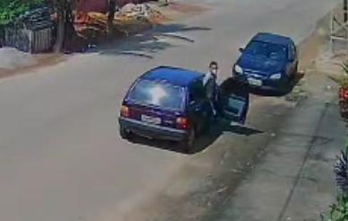 VEJA O MOMENTO: Bandidos do 'Uno Vinho' assaltam vítimas na frente de comércio