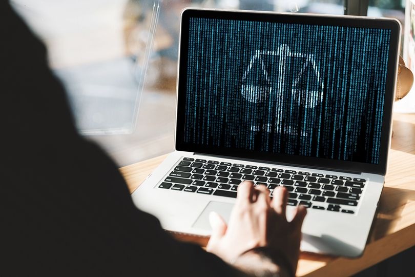 ABUSADA: Promotora não percebe microfone ligado e chama advogados de 'bosta'