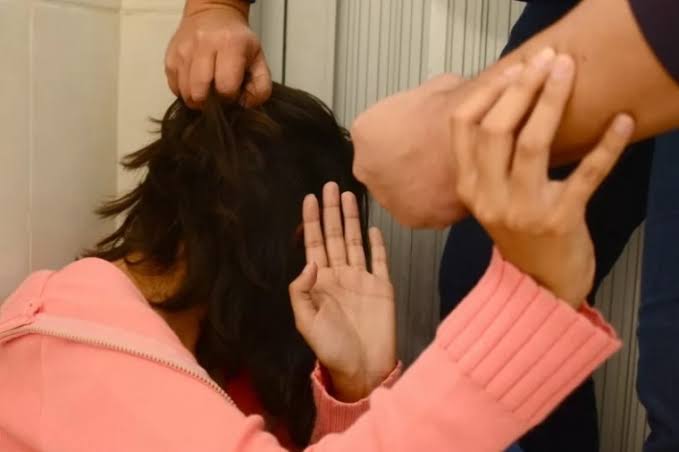 CIÚMES: Mulher é acusada de prostituição e leva surra do marido