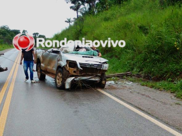 URGENTE: Hilux capota na BR-364 após motorista perder controle da direção
