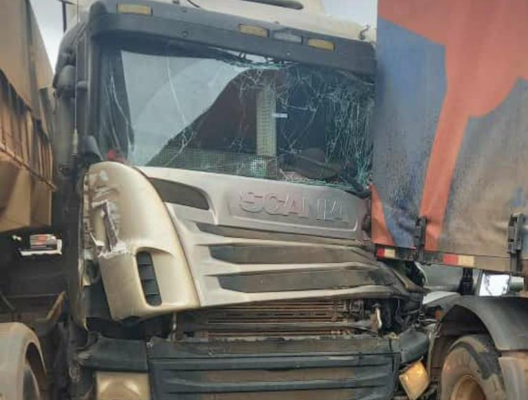 BATIDA FRONTAL: Colisão entre três carretas deixa BR-364 bloqueada na ponte
