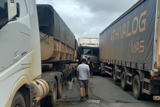 NA PONTE: Local de acidente entre carretas na BR-364 é parcialmente liberado