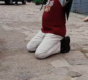 HUMILHAÇÃO: Vítima é obrigada a se ajoelhar enquanto bandidos roubam moto