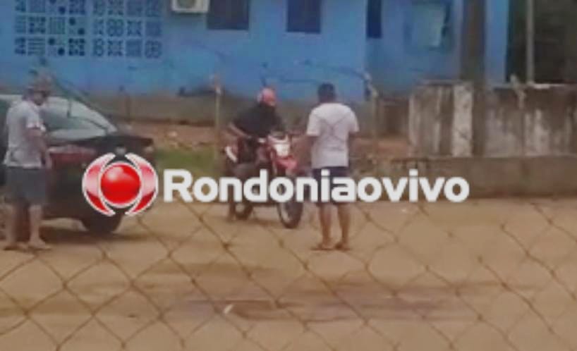 SE DEU MAL: Vídeo mostra criminoso roubando moto na frente de posto de saúde