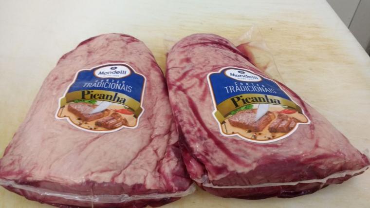 'CHURRAS CANCELADO': Homens são flagrados furtando peças de picanha em supermercado