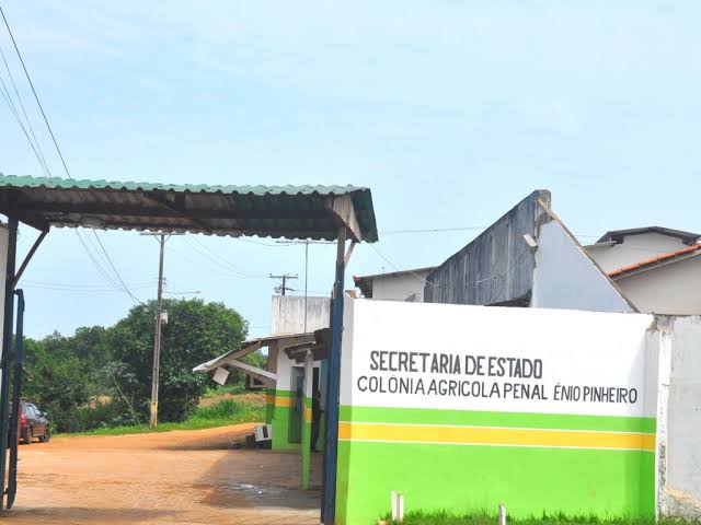 TRÁFICO: Casal é preso ao jogar drogas e celulares para dentro de presídio