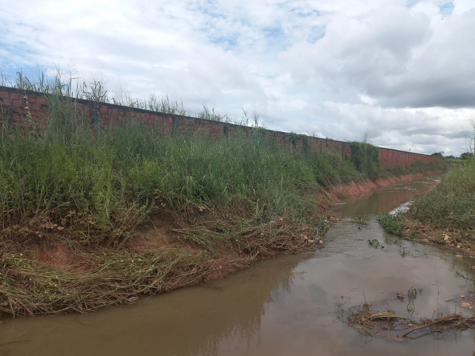 EDWILSON NEGREIROS: Após solicitação de vereador, Semob limpa canal no Bairro Lagoinha