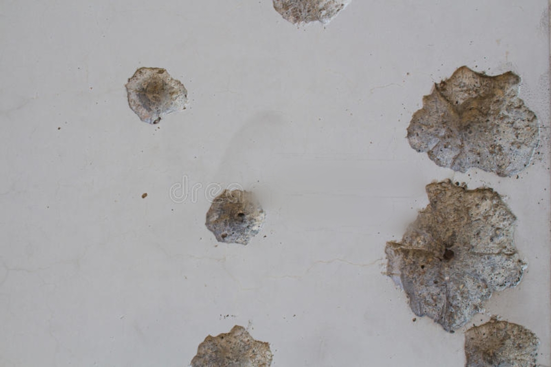 NA BALA: Homem sofre atentado a tiros após discussão na frente de residência