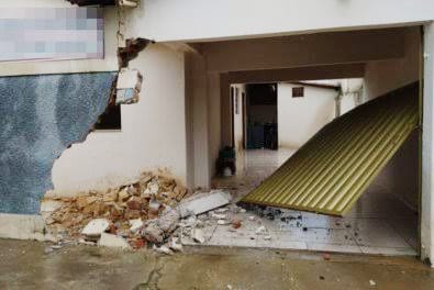 DESCONTROLADO: Marido usa carro para arrombar portão e espanca mulher na cama