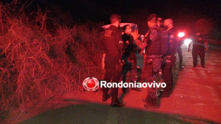 FUGA ALUCINADA: Assaltantes fazem roubo em casa e após perseguição carro bate contra árvore