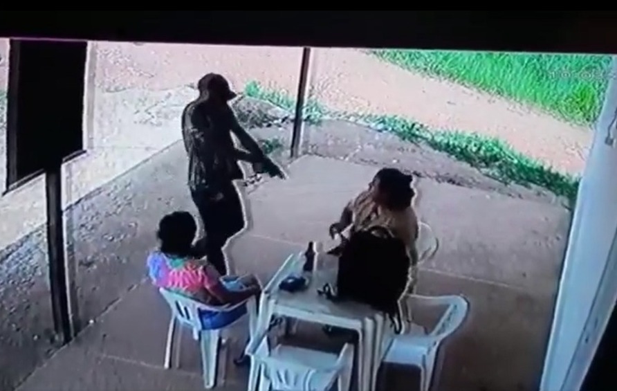 FILMADO: Vídeo flagra criminoso assaltando vítimas na frente de comércio