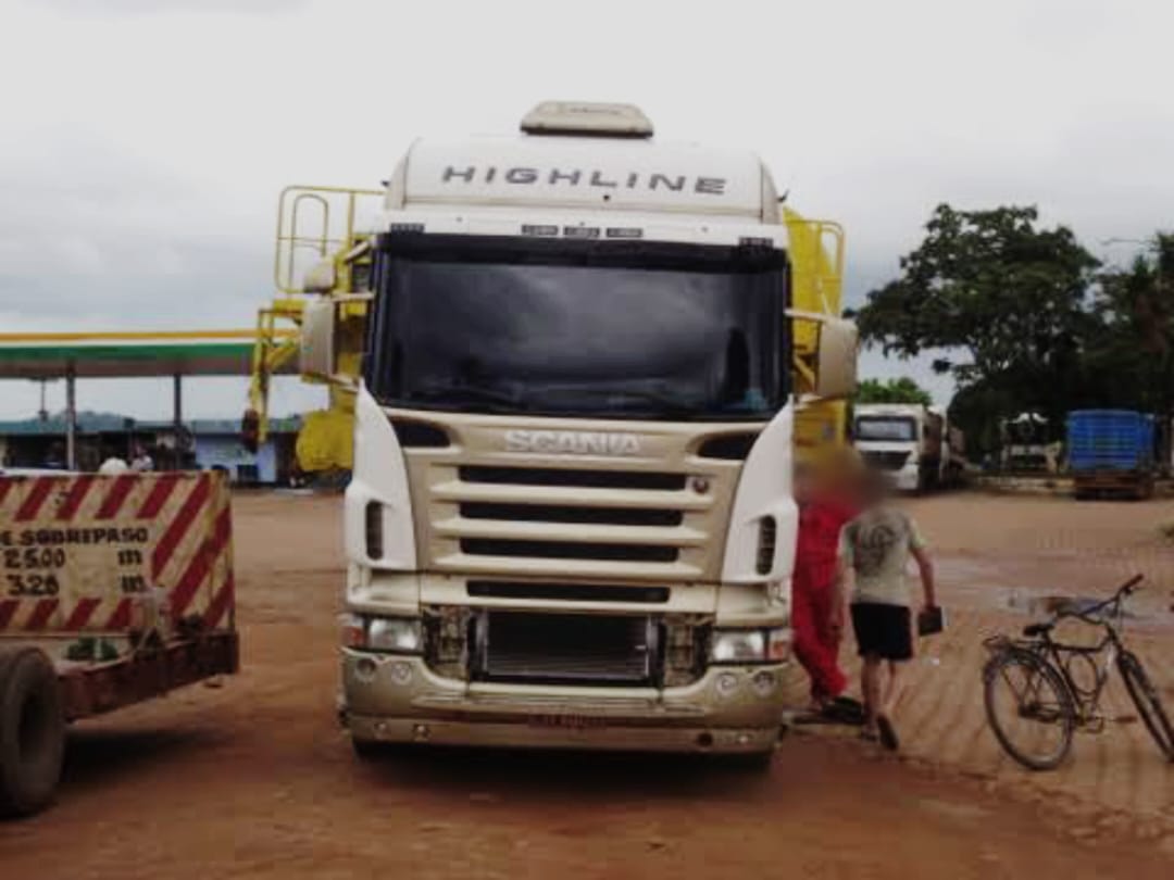 ATITUDE: Caminhoneiro reage roubo e toma arma de bandidos na frente do Posto Passarão
