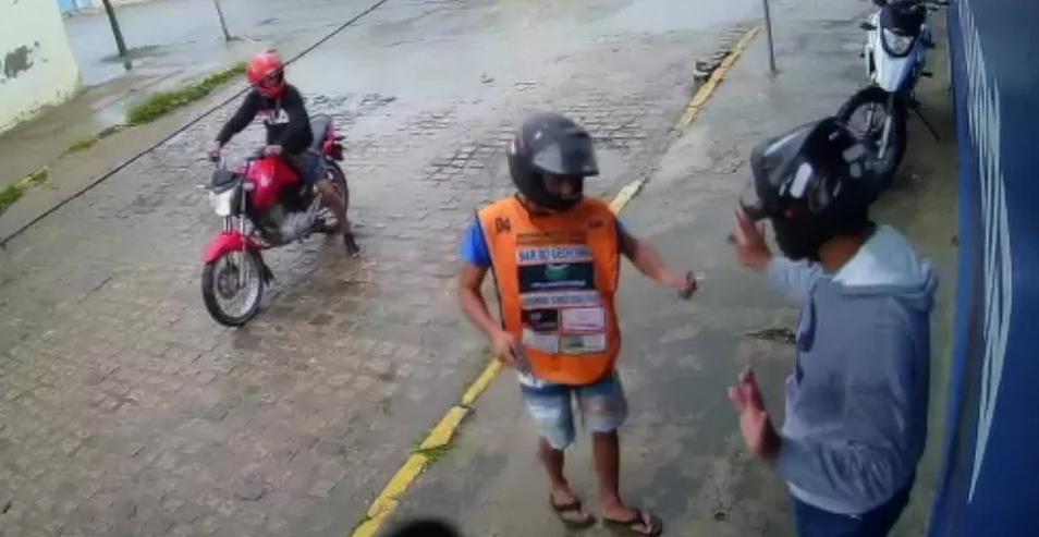 MAIS UM: Cliente de banco faz saque e tem todo o dinheiro roubado por três bandidos