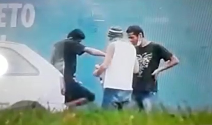 VEJA O MOMENTO: Vídeo mostra traficante vendendo droga em frente ao bar Anacondas