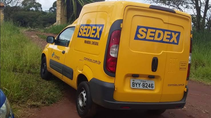 FIZERAM O LIMPA: Carro dos Correios com várias mercadorias é roubado por assaltantes