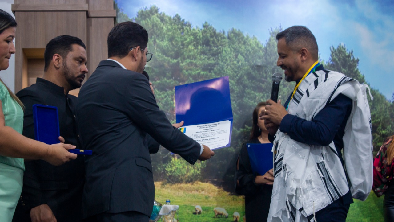 HOMENAGEM: Marcelo Cruz entrega Medalha de Honra ao Mérito ao Ministro Amaury Ribeiro da IMPD