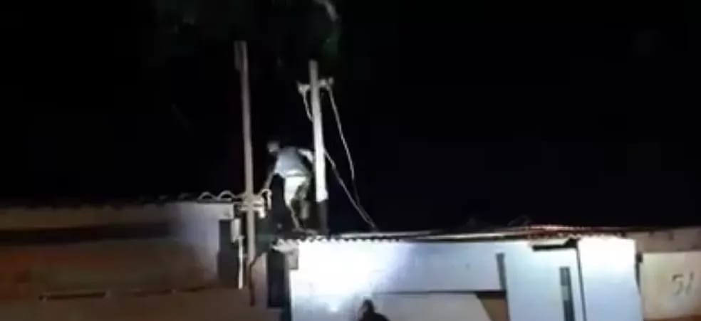 TIROS: Jovem desesperado sobe em telhado para escapar da morte