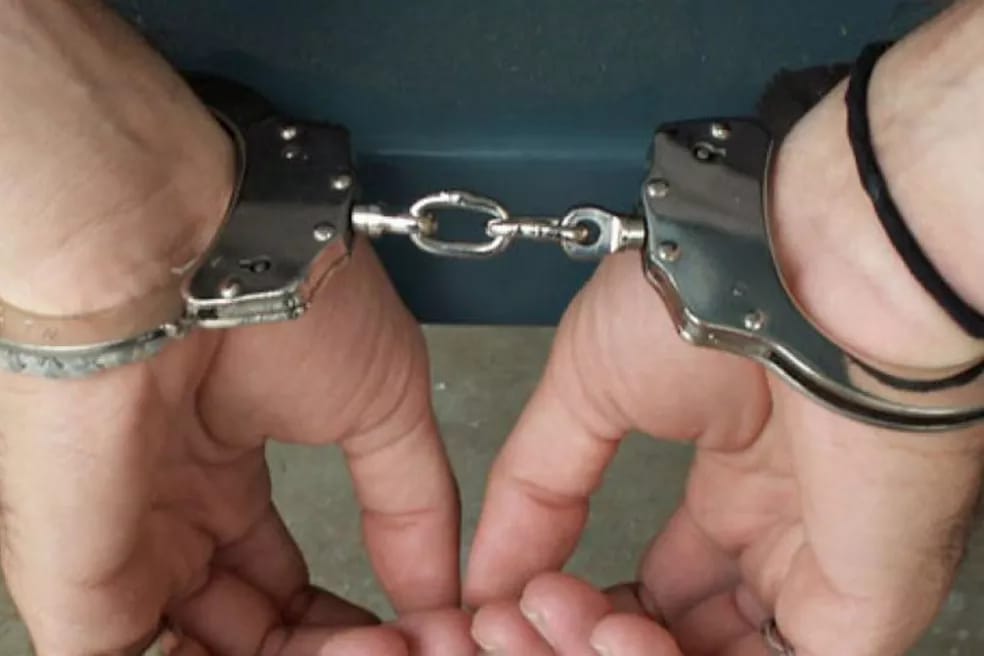 OUSADOS: Policial civil é algemado e tem arma levada por ladrões em roubo a residência