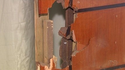 DESCONTROLADO: Marido chega embriagado, arromba porta de casa e tenta matar mulher