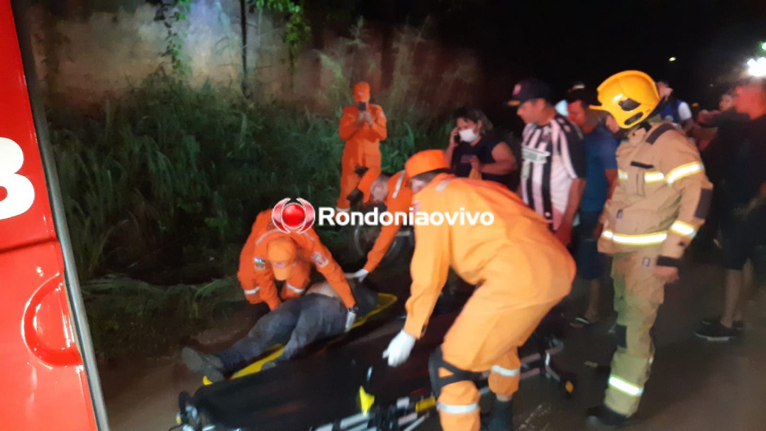 PERIGO: Motociclista passa direto em curva e vai parar dentro de bueiro