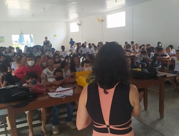EDUCAÇÃO: Vereador participa de debate sobre violência doméstica e familiar em escola