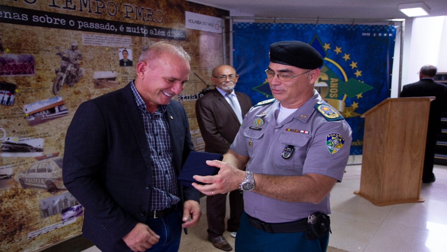 HOMENAGEM: Deputado Ezequiel Neiva é agraciado com a moeda Veteranis Honorem da Polícia Militar