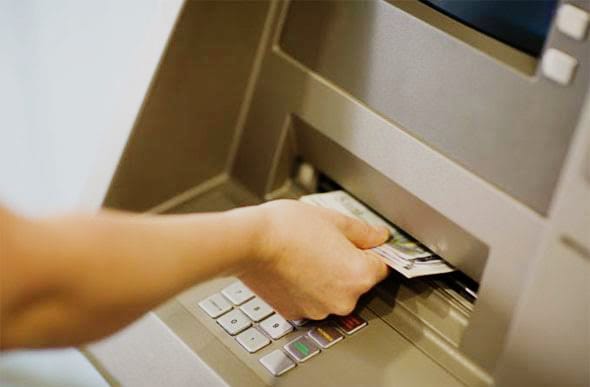 NA ESPERA: Bandidos assaltam mulher que tinha acabado de sacar dinheiro em banco