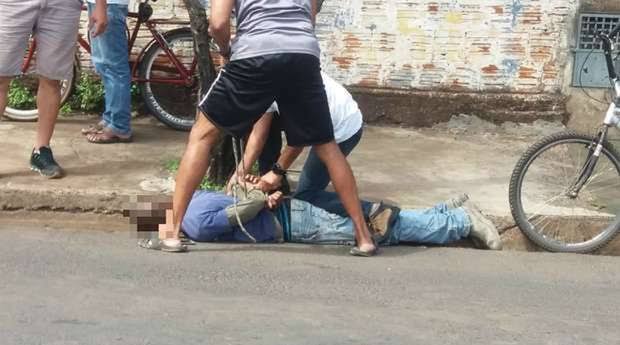 APANHOU: Morador de rua acusado de furtos é surrado pela população na capital