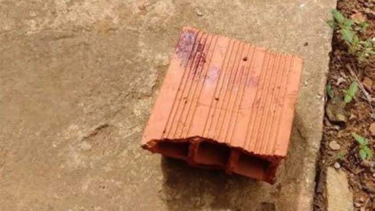 SURPREENDIDO: Policial militar é atacado com tijolada no rosto por homem em comércio