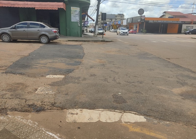 EDWILSON NEGREIROS: Após pedido de vereador, prefeitura tapa-buracos no Bairro Embratel