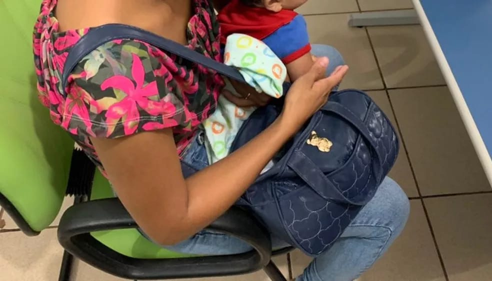 DESESPERADA: Mãe usa bebê como escudo para não ser assassinada pelo esposo