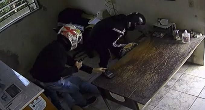 ASSALTO EM CASA: Quadrilha invade residência, rende vítima e foge levando Hilux