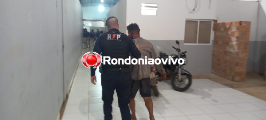 ALUCINADO: Homem invade vila de apartamentos e com duas facas tenta matar idosa