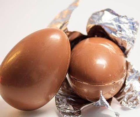 PRESENTE: Garota ganha ovo de Páscoa do amigo e apanha do namorado ciumento