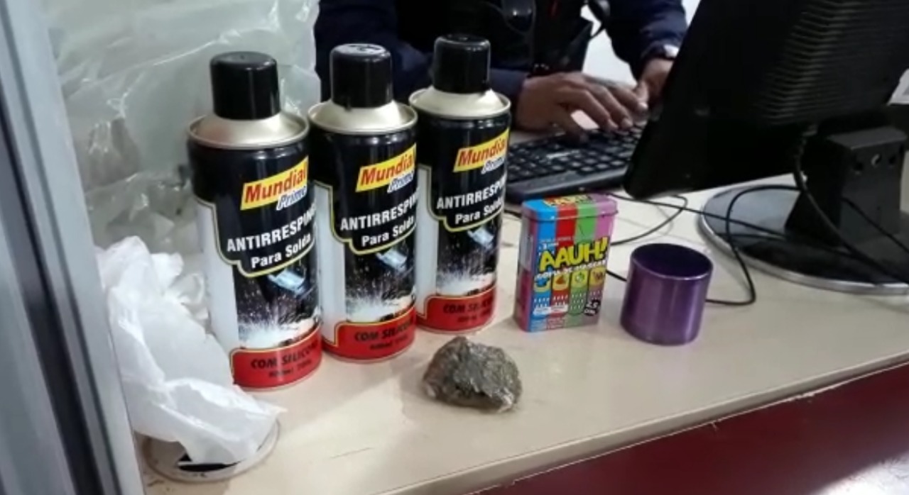 CONFESSOU: Batalhão de Choque aborda trio indo vender maconha e loló em casa noturna