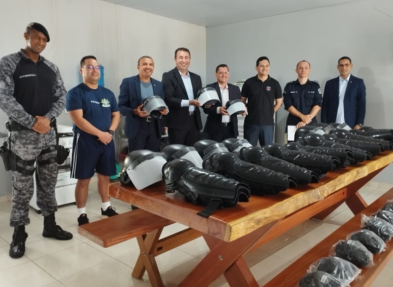 RECURSOS: Alex Silva entrega equipamentos para o 2° BPM de Ji-Paraná 