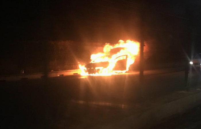 INCÊNDIO CRIMINOSO: Universitária é parada no trânsito por homem armado e tem carro destruído