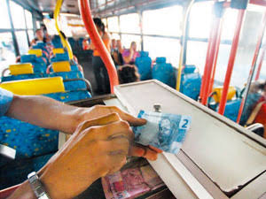 PÂNICO: Trio invade ônibus, obriga motorista mudar o percurso e comete arrastão